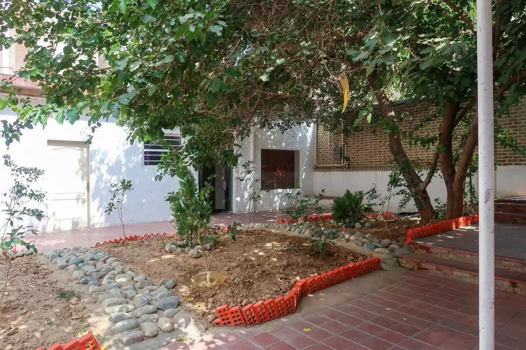 حیاط مهمان‌سرای گلها 